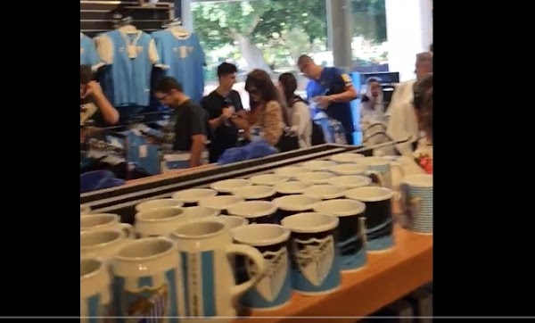 Desatada la locura en tienda del Málaga por las camisetas oficiales