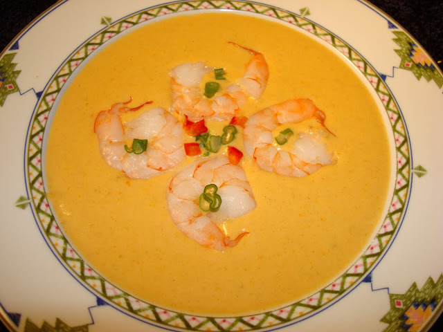 PORCIONES: 8 INGREDIENTES ½ kg de camarones. 1 cucharada de aceite de oliva. 6 cucharadas de mantequilla. ½ cebolla picada finita. 2 dientes de ajos picados fino.  1 zanahoria picada finita. 1 ramita de apio picada finita. ¼ de pimentón picado fino. 1 cucharada de ají de color. ¼ cucharadita de pimienta. Polvo de las cáscaras de camarones molidos. 7 cucharadas de harina. 6 tazas de agua. 1 cucharada de salsa de tomate. 1 taza de crema. 2 cucharaditas de sal o a su gusto PREPARACION En una olla hervir 4 tazas de agua con las 2 cucharitas de sal. Cocinar los camarones por un minuto, sacar los camarones del agua y dejar a enfriar.  Reservar el agua en que se cocinó los camarones. Descascarar los camarones y poner las cáscaras en una bandeja de hornear. Poner a secar las cáscaras en un horno a temperatura moderada. Hacer polvo las cáscaras en un molinillo de moler café u otros condimentos. Desvenar, limpiar los camarones y cortar en trocitos. En una olla calentar el aceite y la mantequilla. Cocinar y dorar un poco la cebolla y el ajo en la mantequilla. Agregar y cocinar la zanahoria, apio y pimentón. Agregar el ají de color, pimienta y el polvo de cáscaras de camarones, revolver y cocinar por un minuto. Agregar la harina, y cocinar a fuego moderado por un par de minutos revolviendo continuamente para que no se queme en la olla. Agregar salsa de tomate y cocinar por un minuto. Agregar 2 tazas de agua y revolver bien. Agregar el agua en que se cocinó los camarones y mezclar bien con un batidor. Revolver de vez en cuando para que la harina no se pegue y no se queme en el fondo de la olla. Agregar la crema, los camarones, sal y mezclar. Se puede servir la sopa con crotones de pan en un recipiente separado. Si desea adelgazar la sopa, puede agregar un poco de leche o agua.