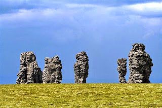 7 Strong Men, Misteri 7 Batu Raksasa Ajaib