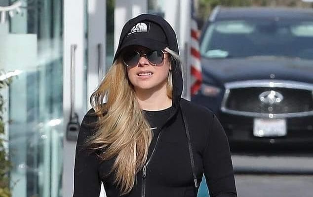 Avril Lavigne sale con ropa deportiva negra para ir de compras a Malibú