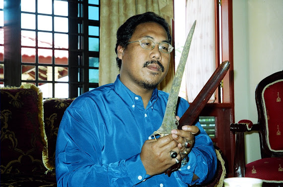 MENJEJAK SEJARAH TUK KAYA