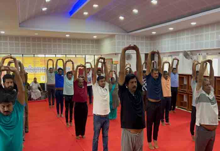 Yoga day celebration held at Kannur Mararji Bhawan under the leadership of AP Abdullakutty, Kannur, News, Yoga, Prime Minister, N Haridas, AP Abdullakutty, Rahul Rajeevan, Malayalam News, Kerala