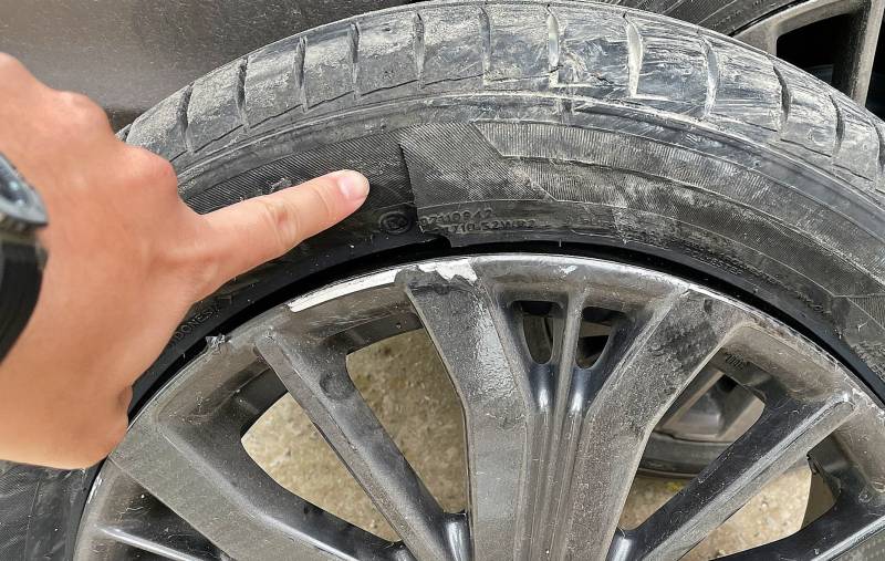 Lốp xe bị rách có nên thay mới hay không?