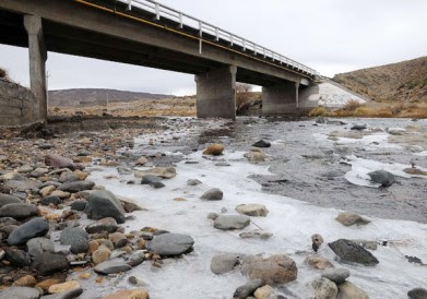 Ola polar congeló una parte del arroyo Covunco