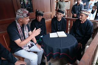 Ganjar Pranowo Komit Menjaga Masyarakat Adat saat Ngopi dengan Suku Osing