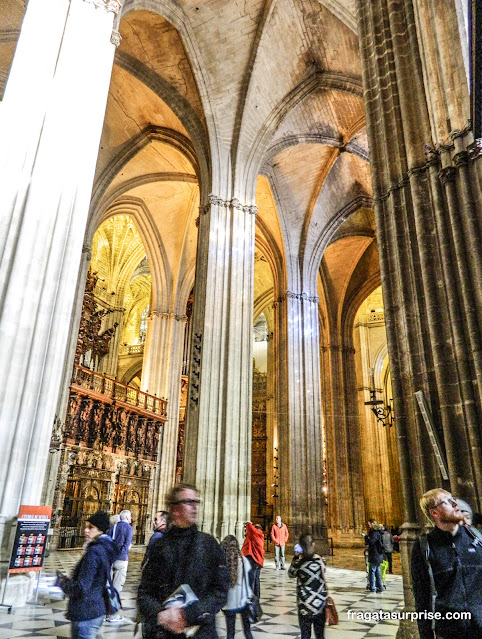 Interior da Catedral de La Giralda em Sevilha