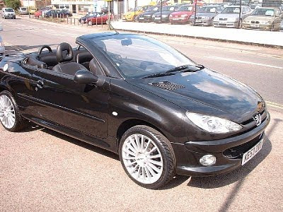  marca Peugeot 206 preto Exibindo pistolas fuzis e submetralhadoras 