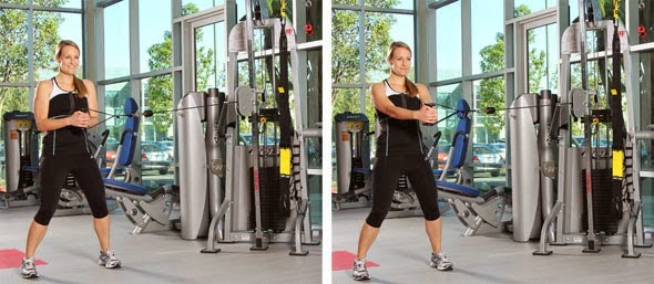 Mujer realizando el ejercicio press pallof en el gimnasio