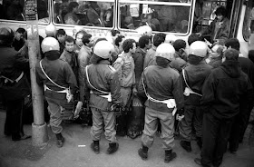 Le forze dell'ordine sgombrano la Pantanella.  Roma, 31 gennaio 1991 (Foto: Stefano Montesi)