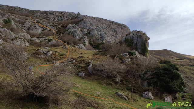 Subiendo a la Senda la Peña sobre Villa de Sub