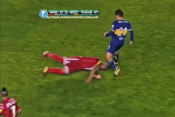 Gaspar Iñíguez dives in to tackle Cristian Erbez with his head