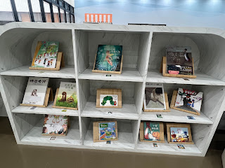 大台北地區免費室內親子館推薦:台北市立廣慈親子館是台北市最新的公立親子館，我從開幕就一直想帶小朋友去但是真的好難預約，直到暑假結束才終於預約到。新的親子館真的很不錯，超級寬敞的空間，還有公立親子館少有的大型球池和互動投影螢幕。整體規劃都很寬敞舒適，設施兼顧大童和小童，大肢體運動和小肌肉訓練。烹飪教室