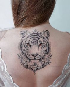 Tatuaje gigante de un tigre en blanco y negro en la espalda de una mujer