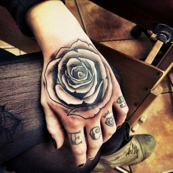 Tatuagens femininas para as mãos