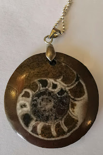 Schmuck aus einem versteinerten Ammoniten