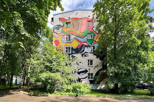 Изумрудная улица, дворы, жилой дом 1962 года постройки, граффити в рамках акции «Раскрась Москву» агентства недвижимости МИАН (2007 год) – 310 Squad (Россия)