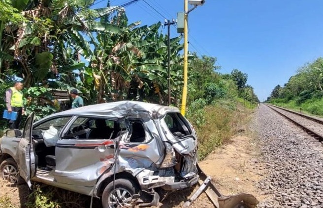 Perlintasan Klatak Banyuwangi Memakan Korban, Mobil Ringsek Tertabrak Kereta
