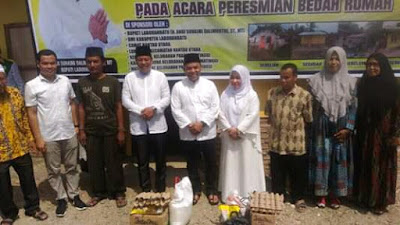 Bupati Labuhanbatu Dan Ketua PKK  Serahkan Kunci Bedah Rumah Dan  Bantuan Sembako 