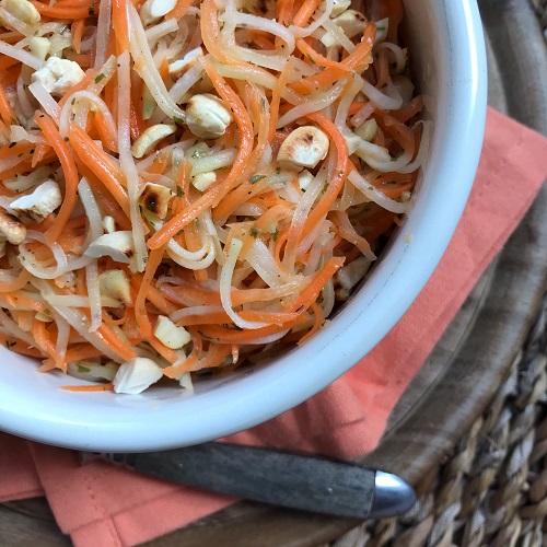 Möhren-Kohlrabi-Salat mit Cashewkernen