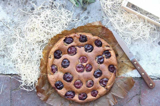 Cuillère et saladier : Gâteau au yaourt à la vanille et cerises (vegan)