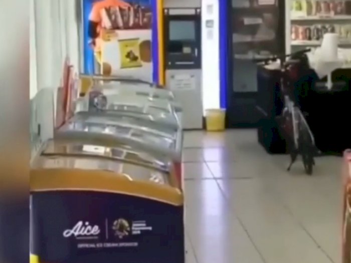 Viral! Sepeda Mahal Diparkir di Dalam Minimarket, Tak Ada Petugas yang Berani Menegur