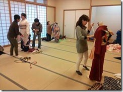 着付けと向き合うスタッフ練習会