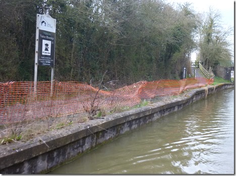 6 collapsing wall at wilmcote moorings
