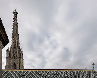 Dachpartie und Südturm vom Stephansdom in Wien.