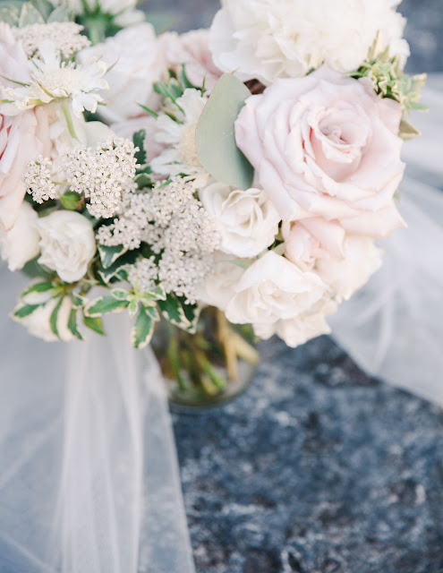 Niagara Wedding Planner | A Divine Affair | Ashley and Mike. Niagara on the Lake Wedding reception at Queens Landing. Photo by Gemini Photography. Blush and Gold Wedding details. Ceremony at Miller House Garden at Pillar and Post. Blush and ivory wedding flowers.