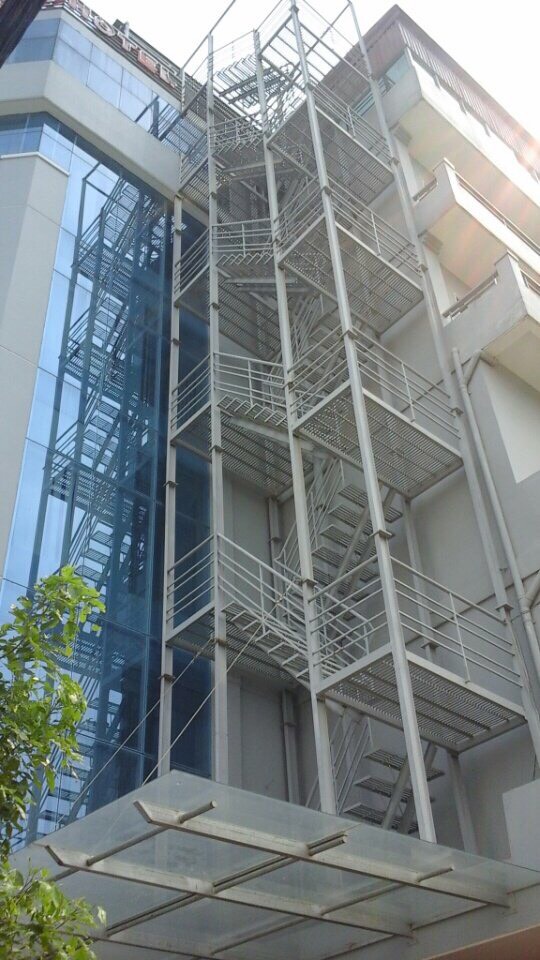 Xưởng làm cầu thang thoát hiểm tại Quận 10