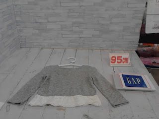 中古品　子供服　９５㎝　GAP　グレー　長袖トップス　２９８円