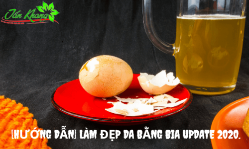 Mặt nạ bia và sữa tươi Mặt nạ bia và sữa tươi  Đây vẫn là một công thức mặt nạ cực kỳ dễ thực hiện nhưng hiệu quả thì không kém với các phương pháp khác vì nó có thể giúp bạn se khít lỗ chân lông, giúp da trắng, mịn màng một cách tự nhiên nhất.  Nguyên liệu  2 muỗng cà phê bia. 2 muỗng cà phê sữa tươi không đường. Mặt nạ giấy Cách làm  Khui nắp bia và để ngoài trời nắng khoảng 1 giờ cho bay hết hơi và gas. Trộn đều bia và sữa tươi không đường vào bát và chú ý hỗn hợp sệt vừa đủ nhé. Ngâm mặt mặt nạ giấy đã chuẩn bị sẵn vào hỗn hợp bia khoảng 3 phút, sau đó đắp trực tiếp lên da. Nằm thư giãn khoảng 15-20 phút để da mặt hấp thụ dưỡng chất và đến khi mặt nạ khô thì rửa lại bằng nước lạnh là xong. Để phương pháp này phát huy hiệu quả cao nhất thì bạn nên thực hiện một cách đều đặn và tốt nhất là mỗi tuần 2~3 lần. Mặt nạ bia và trứng gà Mặt nạ bia và trứng gà  Trứng gà rất giàu axit béo, protein, collagen có công dụng giúp da được mềm mịn, trắng hồng và tươi trẻ một cách tự nhiên nhất.  Làm đẹp bằng bia với trứng gà chính là phương pháp đơn giãn nhưng hiệu quả mang đến thì sẽ không thể nào bàn cãi được và có thể làm cho tất cả những người khó tính phải hài lòng.  Nguyên liệu  4 muỗng cà phê bia. 1 quả trứng gà. 1 muỗng cà phê nước cốt của quả chanh. Cách làm  Trộn đều hỗn hợp trên bao gồm bia, trứng gà và nước cốt chanh lại với nhau để chúng biến thành hỗn hợp sệt và sánh vừa đủ để bám lên mặt. Rửa sạch mặt bằng nước ấm cho lỗ chân lông giãn nỡ đều sau đó thoa hỗn hợp lên một lớp mỏng sau đó để khoảng 1 phút thoa tiếp một lớp nữa và đợi trong khoảng 15-20 phút cho hỗn hợp khô hoàn toàn. Rửa mặt thật sạch bằng nước mát và tiến hành lau khô bằng khăn mềm. Nên thực hiện một cách đều đặn và đúng hướng dẫn sẽ cho thấy hiệu quả trong khoảng 45 ngày. Lưu ý khi rửa mặt bằng bia Có một vài lưu ý nhỏ sau đây bạn nên chú ý để việc chăm sóc da mặt với hỗn hợp này có hiệu quả cao nhất.  Không sử dụng bia giả, không rõ nguồn gốc xuất sứ Đừng nên tiếc ít tiền hoặc ham rẻ mà đánh đổi bằng chính sắc đẹp của mình nhé vì nếu bạn sử dụng trúng các loại bia giả, nhái trên thị trường thì rất có thể khiến bạn gặp các tình trạng như nám da, nổi mụn, sạm đen… vì thế cần chú ý đến vấn đề này nhé.  Không sử dụng trực tiếp bia lạnh Đây là việc hiển nhiên rồi vì nếu bạn làm cách này sẽ khiến da thay đổi một cách đột ngột mà chưa kịp thíc nghi với bia lạnh và sẽ khiến nó bị tổn thương và tạo ra hàng loạt vấn đề khác không tốt tí nào cả.  Không nên làm đẹp bằng bia hằng ngày Vì lượng cồn trong bia có thể gây nên vấn đề kích ứng viêm nhiễm cho làn da của bạn, qua đó sẽ làm nặng thêm tình trạng mụn vì thế bạn không thể sử dụng bia để rửa mặt hằng ngày. Nên sử dụng bia từ 2-3 lần/ tuần là khoảng cách hợp lý nhất với cách làm đẹp này.  Rửa mặt bằng bia có bắt nắng không Đương nhiên là có rồi vì khi làm đẹp với bia thì nó sẽ góp phần tẩy tế bào chết, tái tạo làn da vì thế da sẽ mỏng manh và cực dễ tổn thương trong thời gian đầu nhất là đối với ánh sáng mặt trời.  Không dùng bia khi chưa bay hết cồn và khí gas Nên để bia sau khi mở nắp trong vòng 6 tiếng hoặc hơn để chúng có thể bay hết hơi.  Tóm lại Trên đấy chính là tất cả những hướng dẫn làm đẹp liên quan đến bia và những lưu ý trong quá trình làm đẹp hy vọng có thể giúp bạn cải thiện và có làn da như ý sau 30 ngày.  Từ khóa tìm kiếm cho làm đẹp bằng bia:  Rửa mặt bằng bia trắng da  Rửa mặt bằng bia và sữa tươi  Làm đẹp với bia và mật ong  Rửa mặt bằng bia có tác hại gì không  Tắm bằng bia  Làm đẹp bằng bia  Làm trắng da mặt bằng bia  Rửa mặt bằng bia có bắt nắng không