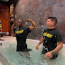 Capellán militar bautiza a más de 150 soldados del ejército estadounidense.