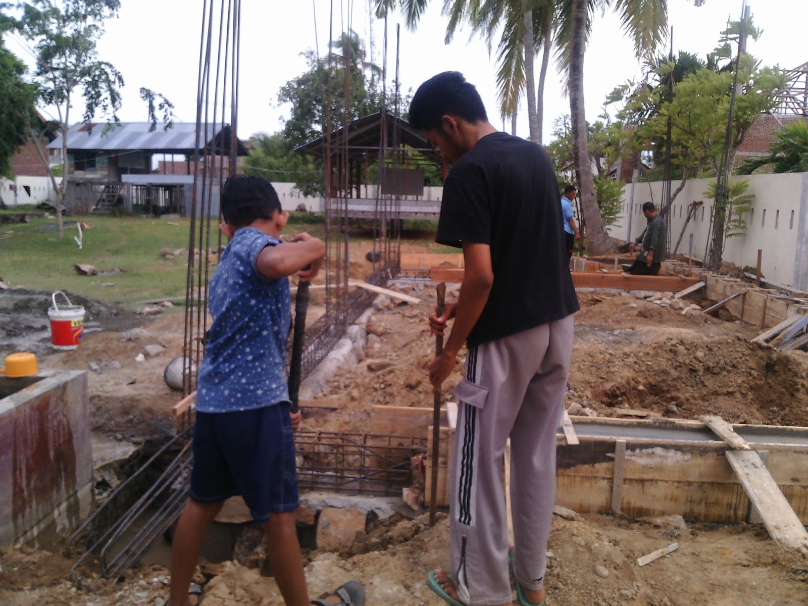 Gotong Royong Pembuatan Balai Pengajian Baru ~ MUDI LAMPUUK