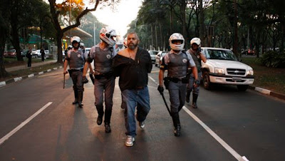 Um dos princípais líderes da guerrilha capturado pelas forças de segurança sendo levado para interrogatório.