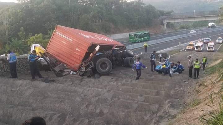 Laka Lantas di  Tol  Solo  Semarang  Penyebabnya Diduga 