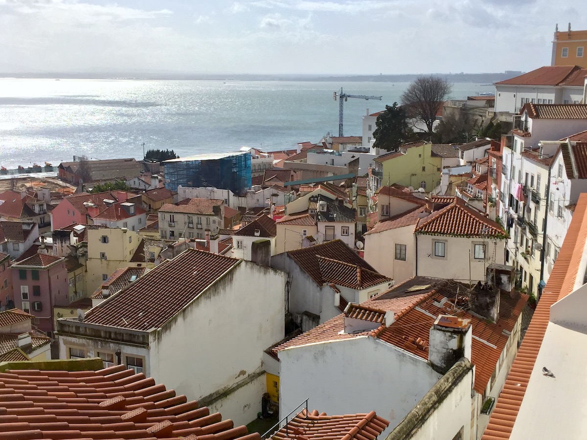 Miradouro Portas do Sol Santa Luzia view lisbon Blick Aussicht Lissabon Rooftop Castelo Brücke