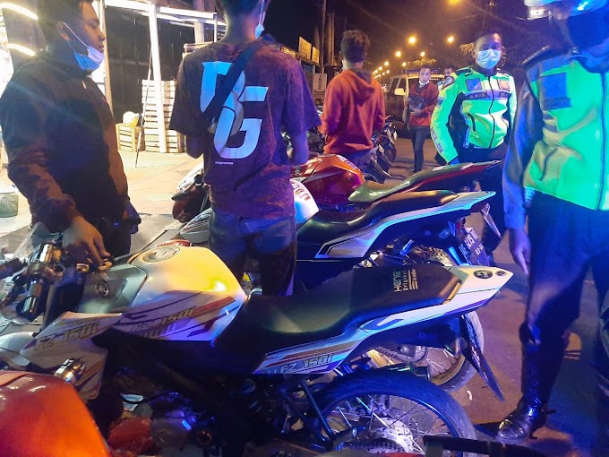  JELANG SAHUR KANIT TURJAWALI SATLANTAS POLRES PONOROGO AMANKAN PEMUDA YANG DIDUGA LAKUKAN BALAP LIAR DI JL. SUROMENGGOLO PONOROGO