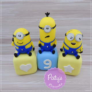 Cubos decorados Minions - Enfeite de mesa para festa infantil - Paty's Biscuit