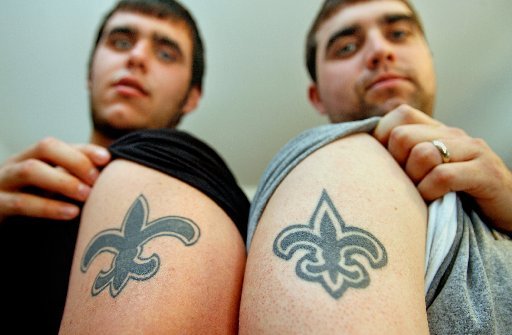 Many people prefer the simple flair of plain black fleur de lis tattoos