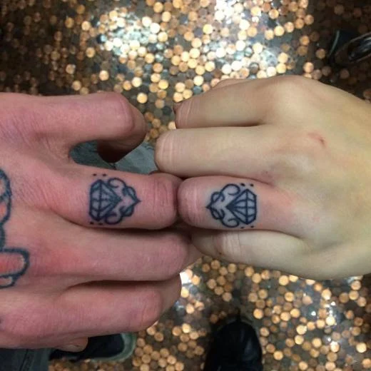 33 Tatuajes con anillos de prometida para decir: si quiero