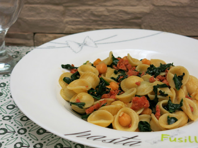 ORECCHIETTE CON SALCHICHAS FRESCAS Y ESPINACAS