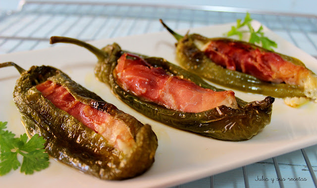 Pimientos rellenos de jamón y queso al horno. Julia y sus recetas