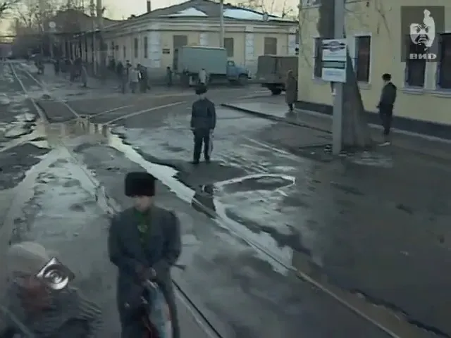 Кадр с изображением города ранней весной в лужах