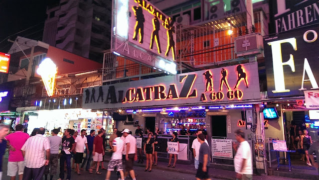 Khám phá cuộc sống về đêm ở Pattaya qua phố đi bộ  và Tiffany Show