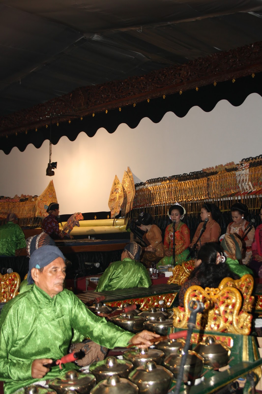 Seni Budaya Daerah Sinden Waranggana Wayang Kulit