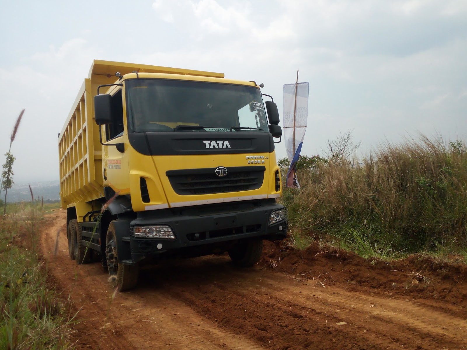 Test Drive TATA Prima 2528 K Dump Truck Spesialis Pertambangan