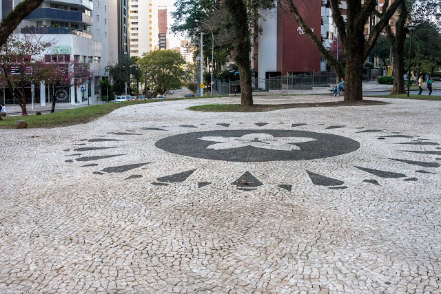 Calçada com desenho de flor de cerejeira.