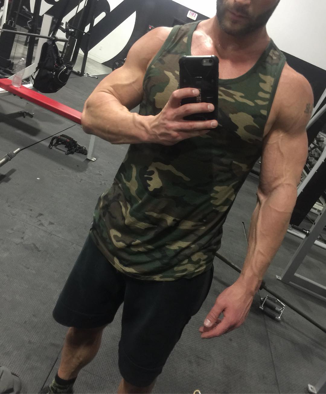 anonymous-grindr-straight-hot-strong-guy-big-biceps-selfie-whitney-reid-gym-daddy