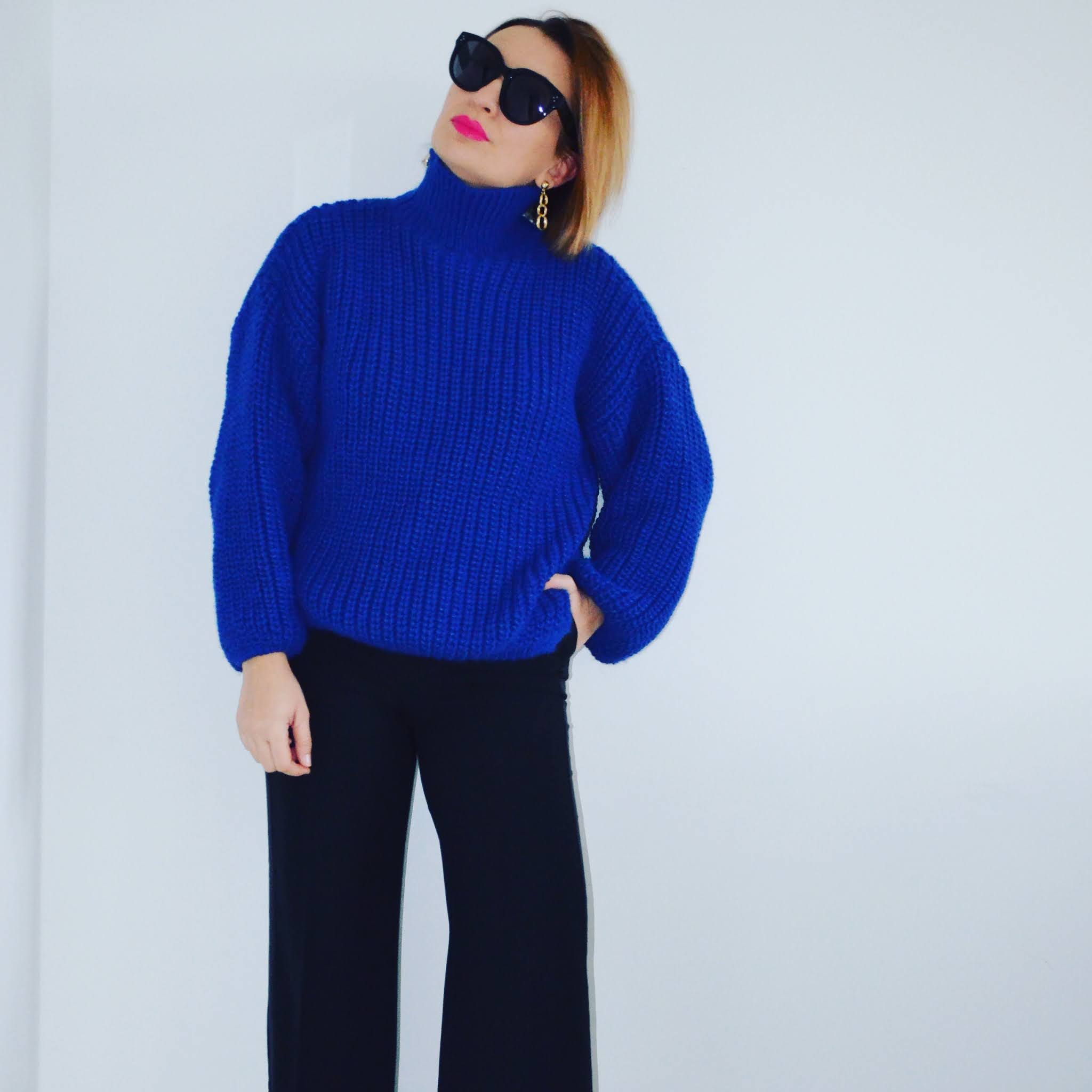 Kobaltowy Swetr Laurella;Laurella Cobalt Sweater;www.adriana-style.com;blogerka modowa 40+;blogerka 40+;styl 40+;kobieta po czterdziestce;spodnie z szeroką nogawką;kobaltowe szpilki;moda;fashion;,